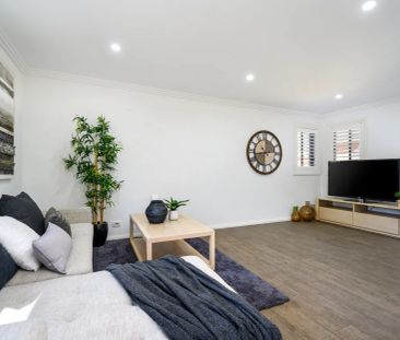 Stunning Townhouse with Quality Finishes - Photo 1