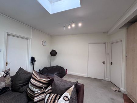 3 bed Apartment for Rent - Photo 4