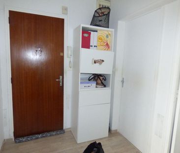 Appartement au troisième étage, comprenant : Entrée, couloir avec p... - Photo 4