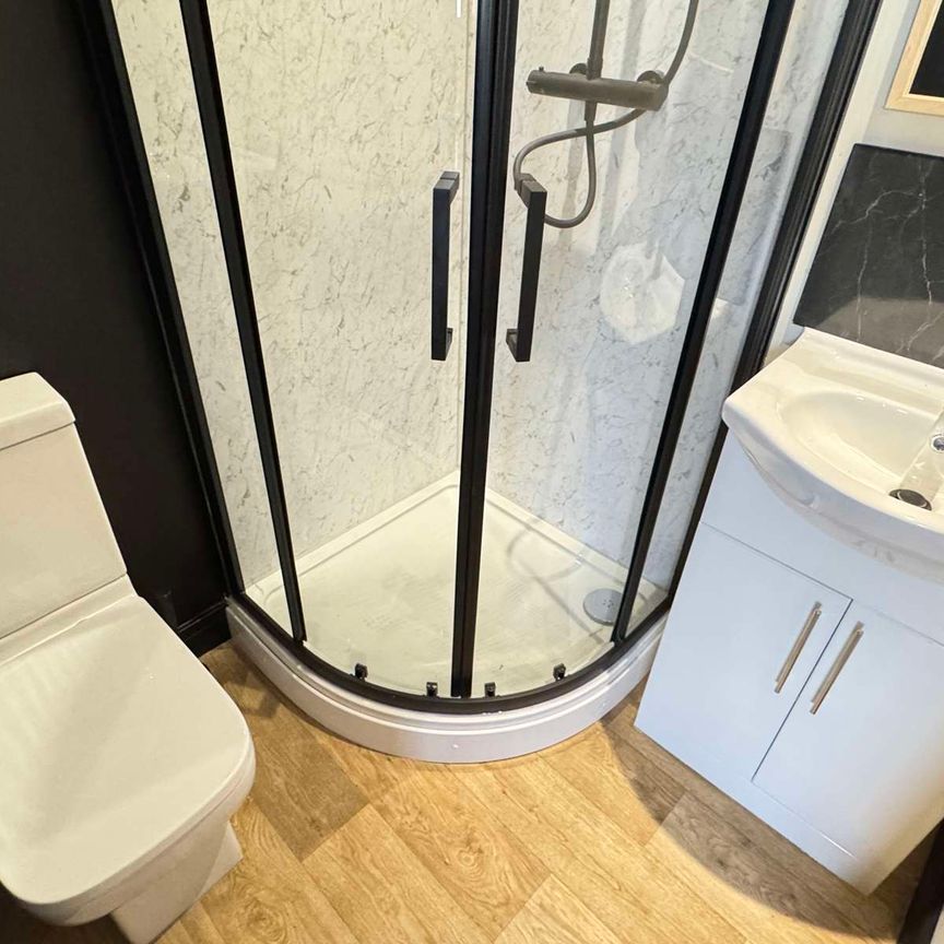 En-suite Bedroom with all bills included Room 1 - Photo 1