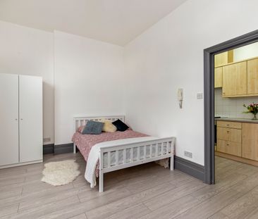 🏡 Modern Victorian Property with Bedsits and their own Private Kitc... - Photo 3