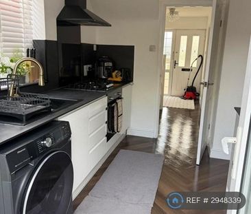 3 bedroom semi-detached house to rent - Photo 5