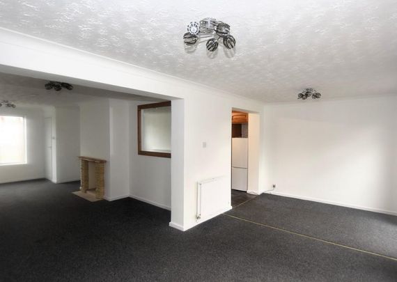 4 bedroom detached house to rent - Photo 1