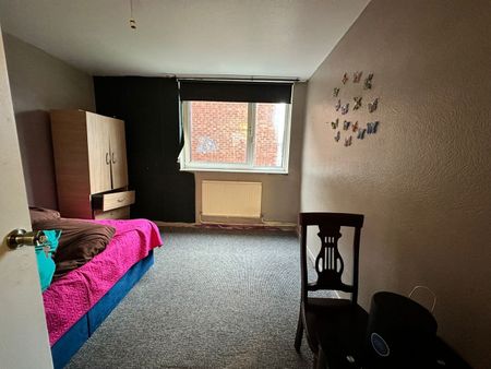 3 Bed Flat, Linsdell Road, IG11 - Photo 2