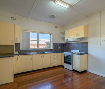 Cozy 3 Bedroom in Prime Location - Photo 2