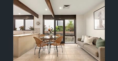 Spacious family home with a swimming pool - Photo 3