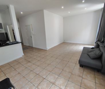 Location Appartement 3 pièces 73m² MARSEILLE 1er - Photo 3