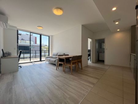 Top Floor 1 Bedroom Apartment &vert; Fully Furnished - Photo 2