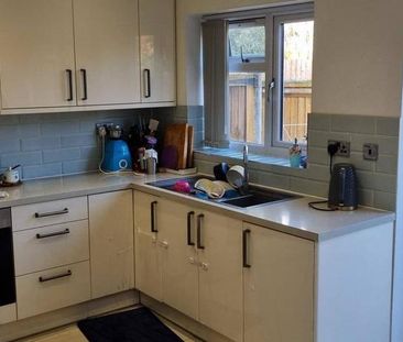 4 bedroom semi-detached house to rent - Photo 5