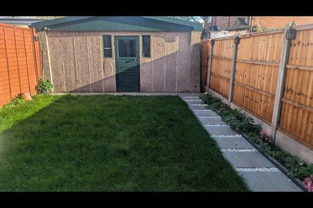 Room in a Shared House, London, CR4 - Photo 2