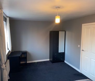 Room in a Shared House, Waggon Road, LS10 - Photo 2