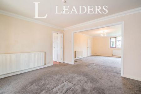 5 bedroom detached house to rent - Photo 2