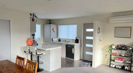 Double glazed newish home - Photo 2