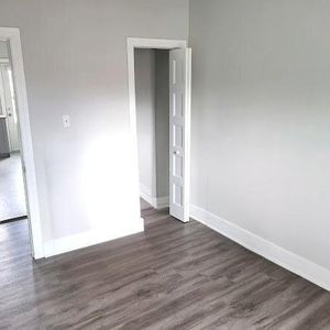 Immeuble - 894-896 Belvedere Sud - 595-603 Short 4½ Meublé Tout Inclus - Photo 3