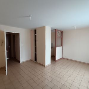 Location Appartement 1 pièce 26m² LA ROCHE SUR YON 85000 - Photo 3