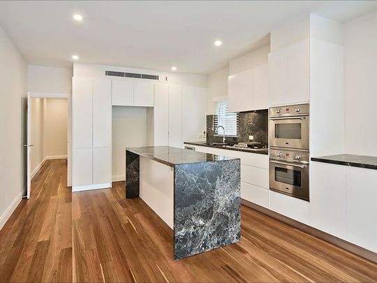 Modern Three Bedroom Home in Premium Mosman Location - Photo 1