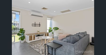 Well Presented Home overlooking park - Photo 2