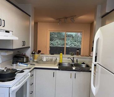 3000 Atlin Place town house — Coquitlam, BC (3-Bedroom) - 3 Bedroom - Photo 5