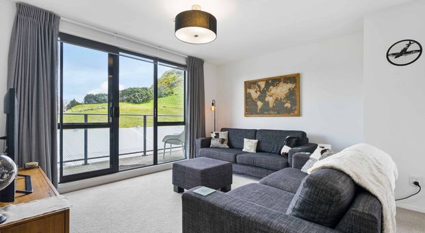 Modern & Stylish Two Bedroom Apartment - Photo 1