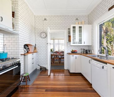 Period Features, Modern Family Comforts & Top School Zone - 4 Bedro... - Photo 3