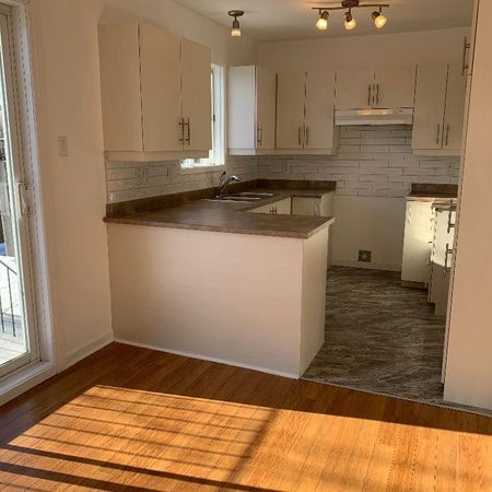 5 ½ (3 chambres fermées) à louer disponible immédiatement situé au 2e étage d’un triplex à St-Hubert. - Photo 4