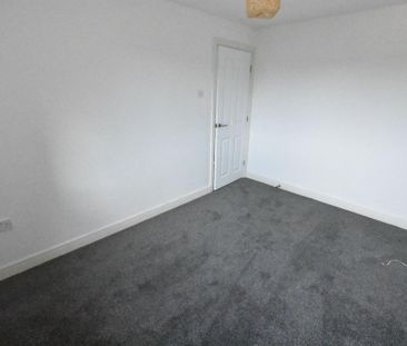 2 bedroom mews to rent - Photo 5