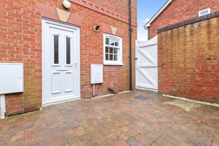 3 bedroom end of terrace house to rent - Photo 2