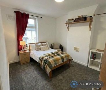4 bedroom end of terrace house to rent - Photo 3
