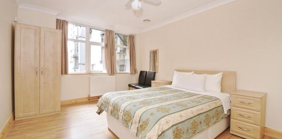 Charing Cross Road, London - Photo 2