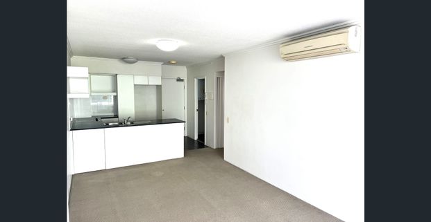 Location, Location - AC in All Rooms & complex has all amenities - Photo 1