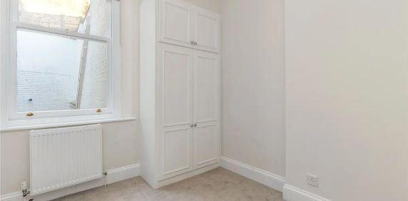 3 bedroom flat in South Kensington - Photo 2