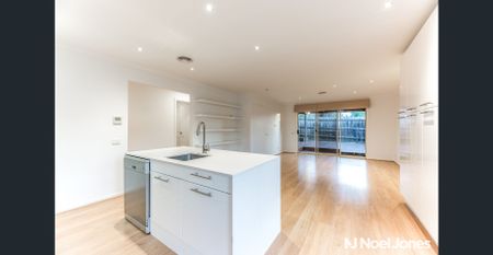 Beautifully Renovated Unit In Prime Position - Photo 4