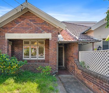 Lovely Home in a Quiet Street Close to Charing Cross and Local Beaches - Photo 5