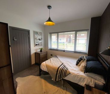 Modern Double Room in Shared House - Photo 5