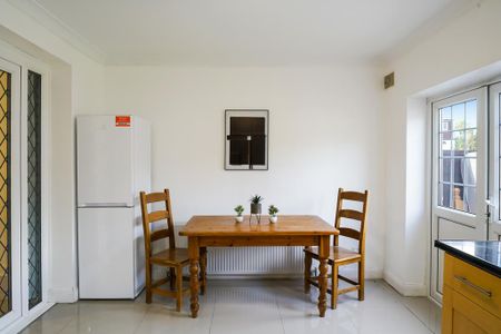 1 bedroom in a house share to rent - Photo 2