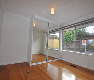 Spacious 3-Bedroom Home in a Prime Greensborough Location - Photo 4