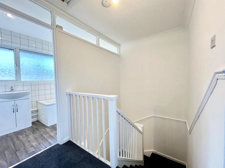 3 Bedroom House - Mid Terrace To Let - Photo 2