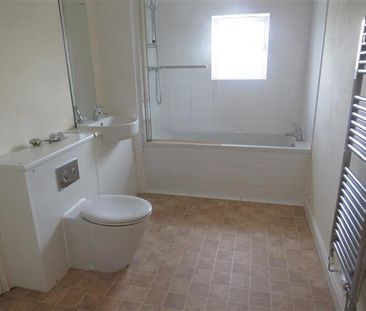 3 bedroom flat to rent - Photo 4