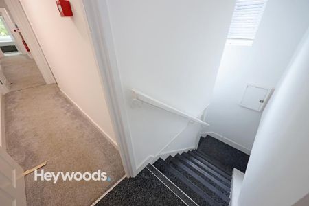 4 bedroom house of multiple occupation to rent - Photo 2