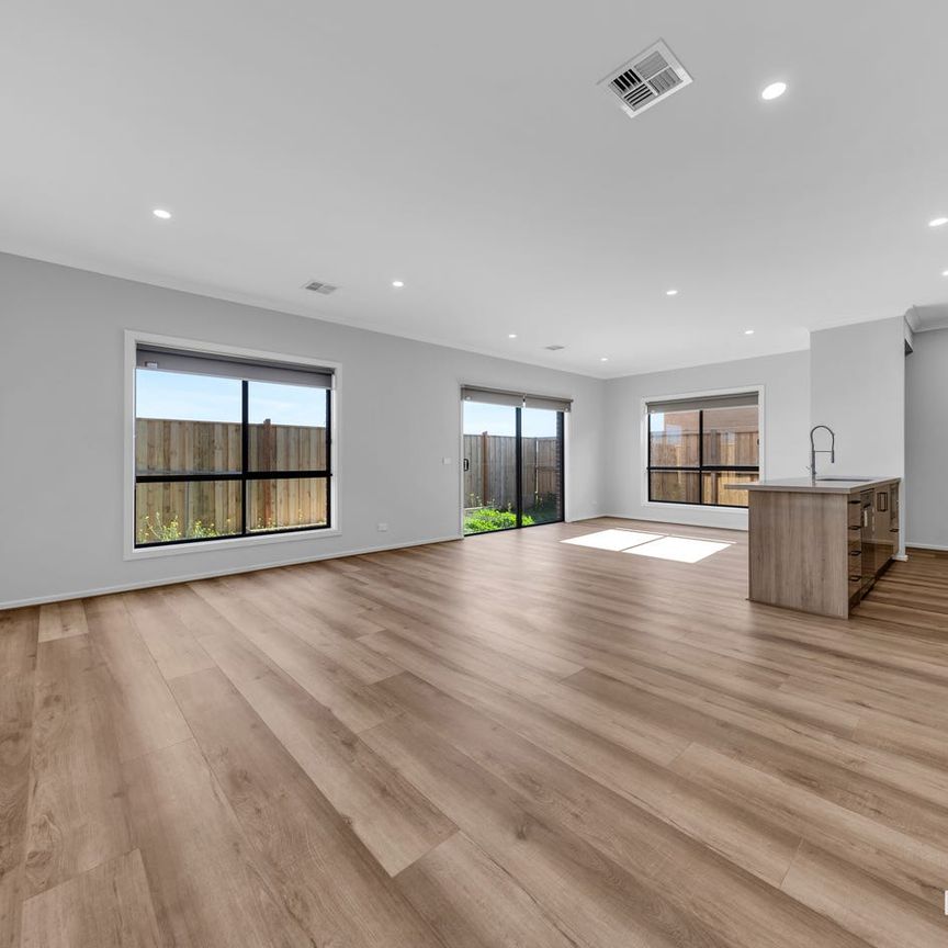 Comfort, Space & Convenience Await! - Photo 1