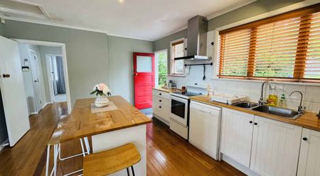 Beautifully 3- bedroom home with spacious garden & great outdoor living - Photo 4