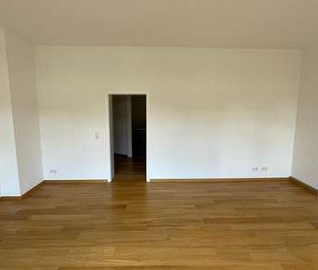 Zentrale Lage, 3 Räume, Einbauküche, Terrasse, Stellplatz - Was wil... - Photo 2