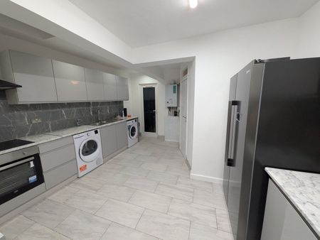 Room in a Shared House, London Road, SM6 - Photo 3