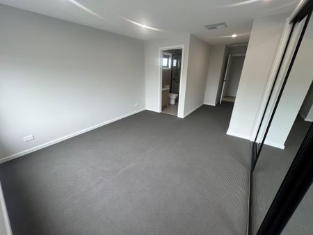 Brand New & Splendid Townhouse in West Footscray! - Photo 2