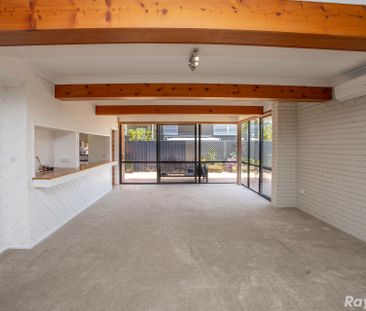 SPACIOUS 3 BEDROOM TOWNHOUSE!! - Photo 3