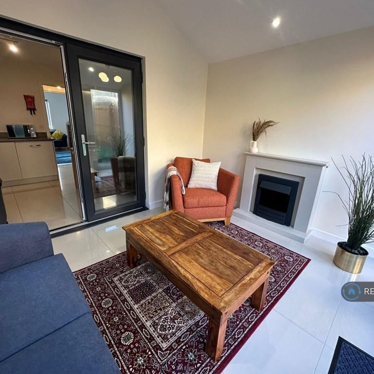 3 bedroom semi-detached house to rent - Photo 1