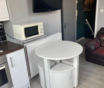 3 bedroom flat to rent - Photo 5