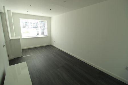 4 bedroom detached house to rent - Photo 2