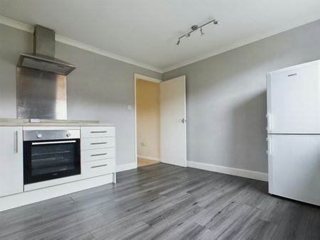 Terraced House to rent on - Photo 2