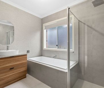 Renovated family home – walking distance to Marymede Catholic College - Photo 4